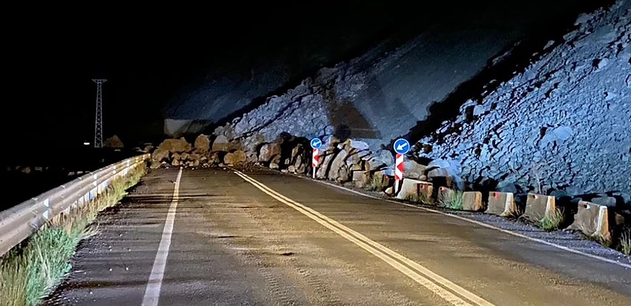 Artvin-Erzurum kara yolu, heyelan sonucu ulaşıma kapandı