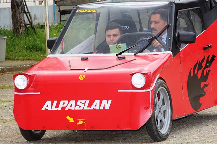 Amasya Valisi Masatlı öğrencilerin yaptığı elektrikli otomobili inceledi