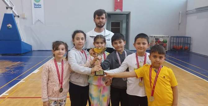 Samsun Alaçam Cumhuriyet İlkokulu Badminton Takımı il ikincisi oldu