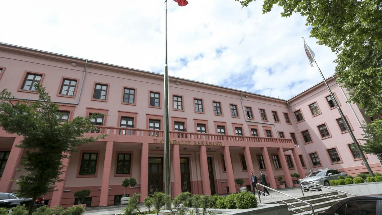 Adalet Bakanlığı: FETÖ Elebaşının 27 Suçtan İadesi İstenmiştir!