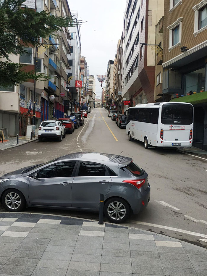 Trabzon Cumhuriyet Caddesi yokuşu adeta otoparka dönüştü