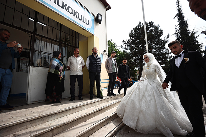 Oy kullanmaya gelinlik ve damatlıkla geldiler