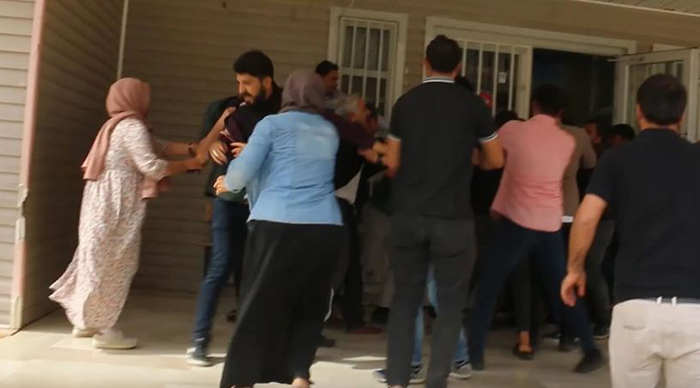 Oy verme sırasında kavga çıktı: Bir milletvekilinin de olduğu 5 kişi yaralandı!