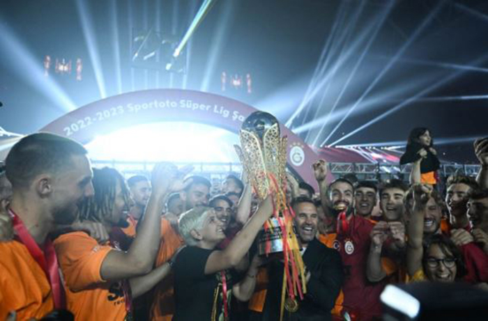 Futbolcu ve taraftarlar kendinden geçti! Galatasaray