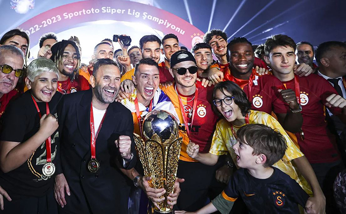 Şampiyon Galatasaray kupasını kaldırdı!