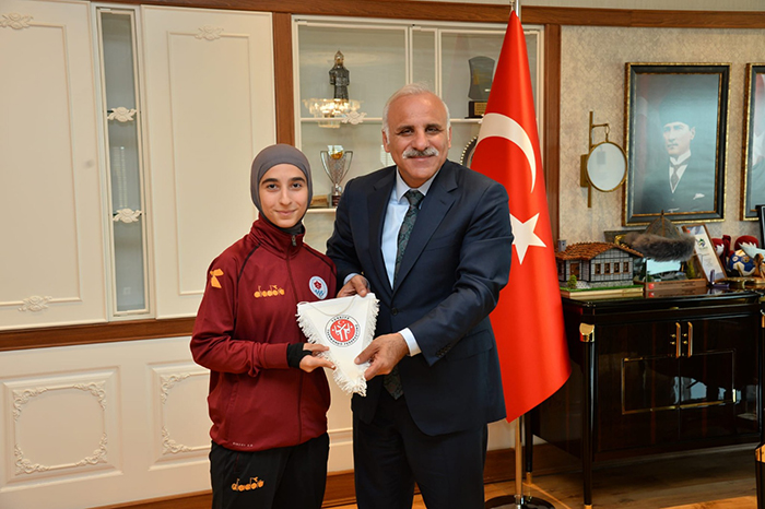 Trabzon Büyükşehir Belediye Başkanı Zorluoğlu sporcularla bir araya geldi