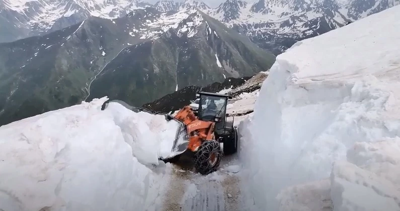 Rize’nin en yüksek yaylasının yolu kardan temizlenerek ulaşıma açıldı