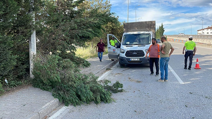 Karabük-Safranbolu kara yoluna devrilen ağaçlar kaldırıldı