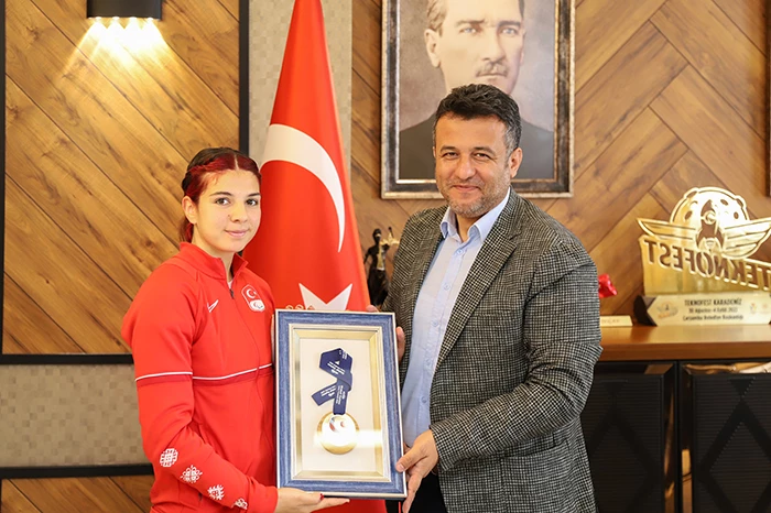 Başarılı sporcu Esra Bayrak, Belediye Başkanı Doğan