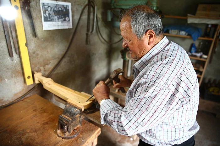 Köyündeki atölyesinde 34 yıldır el işçiliği ile kemençe yapıyor