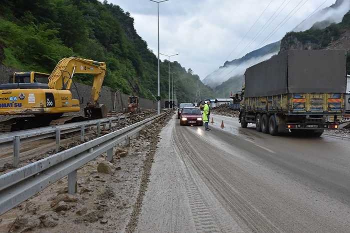 Sağanağın ulaşımı aksattığı Trabzon-Gümüşhane kara yolunda temizlik çalışmaları sürüyor