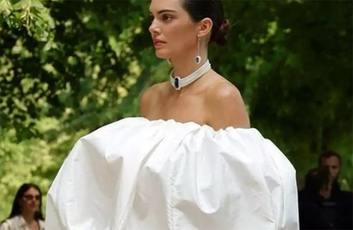 Kendall Jenner podyumda minicik elbiseyle yürüdü! 