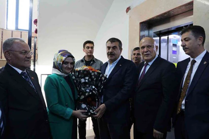 Milli Eğitim Bakanı Tekin Bayburt Belediyesini ziyaret etti