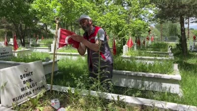 Erzurumlu gazi, vatan aşkıyla şehitliğe hizmet ediyor