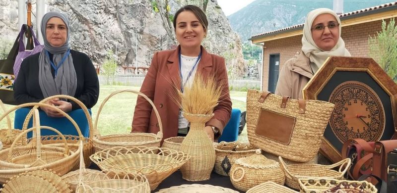 Arhavi Halk Eğitimi Merkezinde usta öğretici ve kursiyerler tarafından mısır yaprakları kullanılarak sepet örülüyor